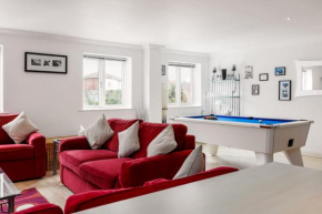 The Nook - Spacious Living Room with Pool Table
